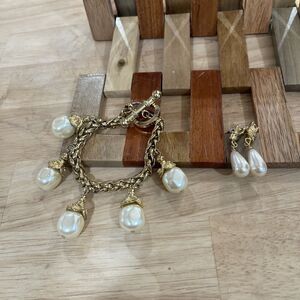 Large Faux Pear Dangle Earrings And Bracelet 1990s VTG Pearlcore Barbiecore